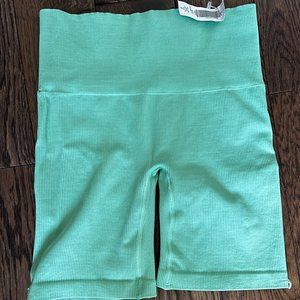 Aritzia 7" High-Rise Biker Shorts - BRAND NEW